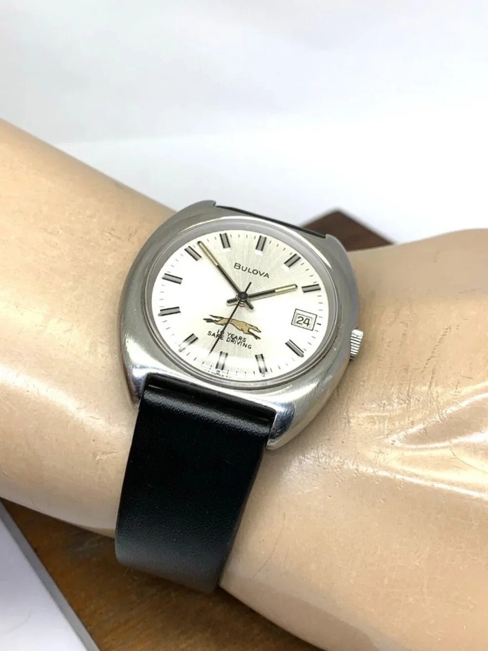 Bulova Men's Watch 7313 Vintage 1970's N4 Swiss Automatic Greyhound Safe Driving